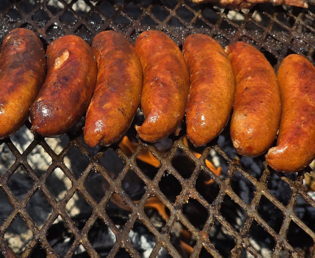 Hot links on the grate over live fire